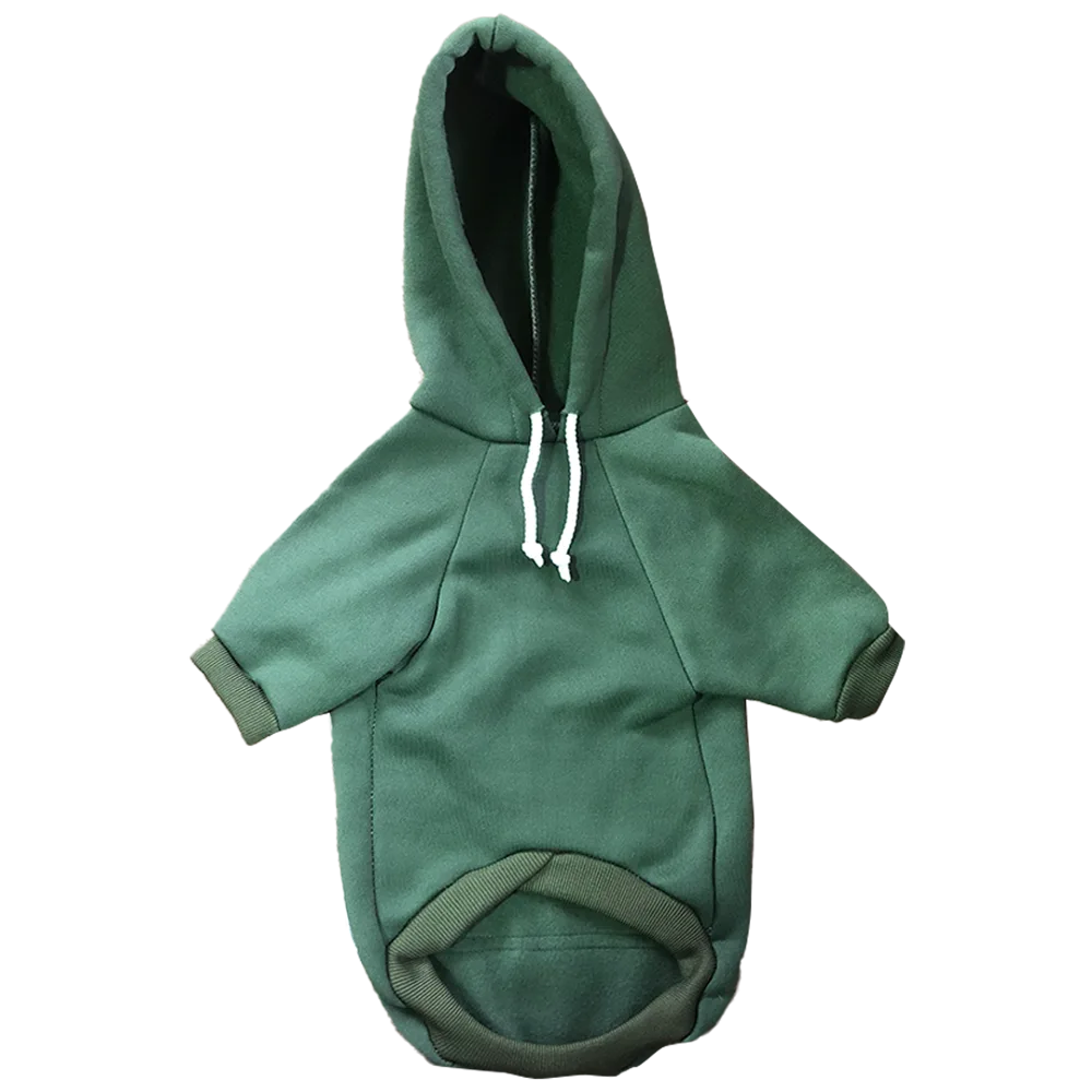 Imagen frontal del buzo color verde militar para perros. El buzo tiene una capucha y es de un color verde opaco. El cordón de ajuste de la capucha es blanco y en los bordes de abajo y de las mangas tienen detalles de un verde un poco más claro