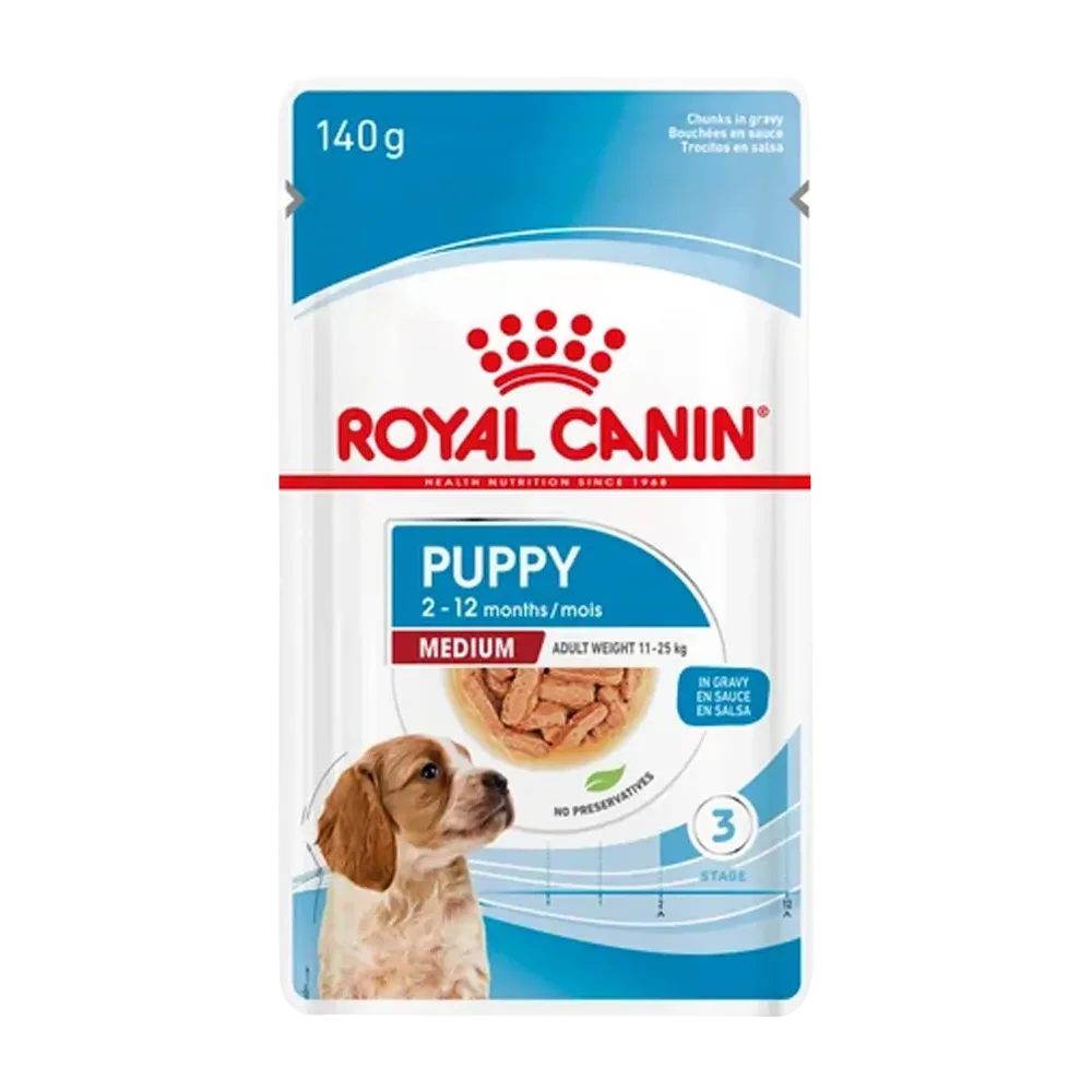 Sachet color blanco con detalles celestes y un perro cachorro en la portada de alimento húmedo para perros cachorros de talla mediana Royal Canin Puppy Medium En Salsa