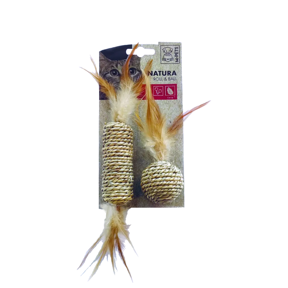 Imagen de Juguete Para Gatos Natura en su empaque original, son dos piezas de juguete una pelota de soga sisal con plumas en un extremo y un cilindro de soga sisal con plumas en ambos extremos.