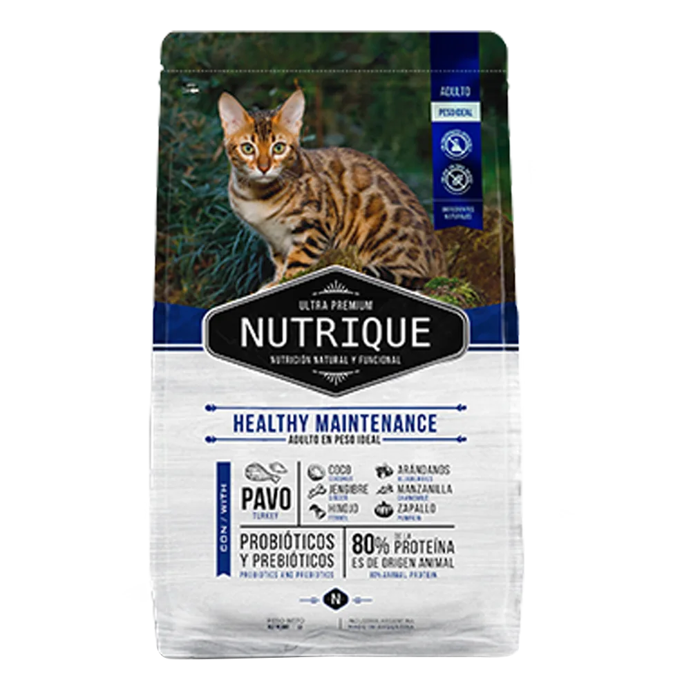 Bolsa blanca con detalles negros y un gato bengal en la portada de Nutrique Gato Adulto Mantenimiento Saludable, es un alimento balanceado para gatos desde los 12 meses hasta los 7 años de edad