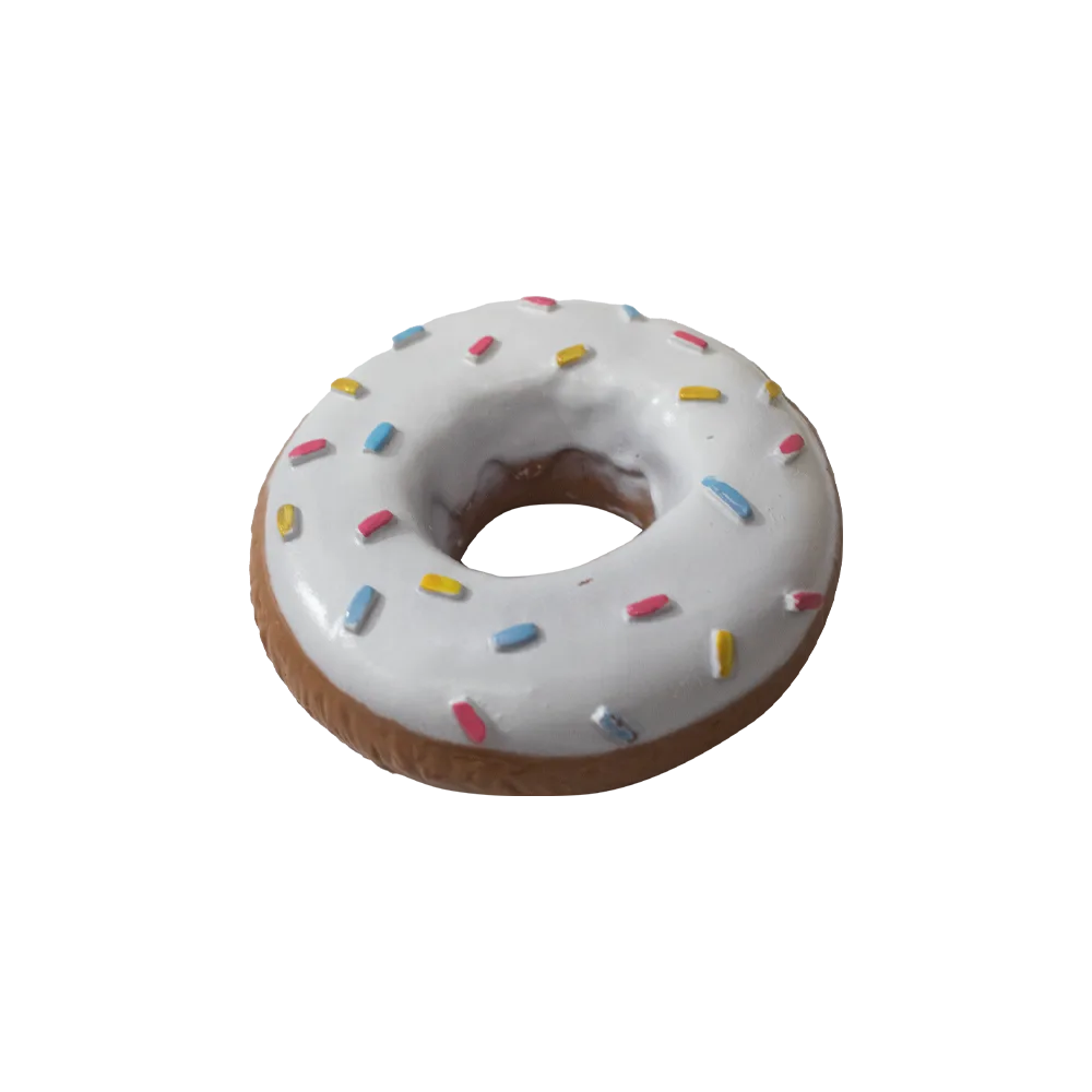 Juguete para perros con forma de Dona de Vinilo color marrón con un glaceado color blanco y chispitas de colores.