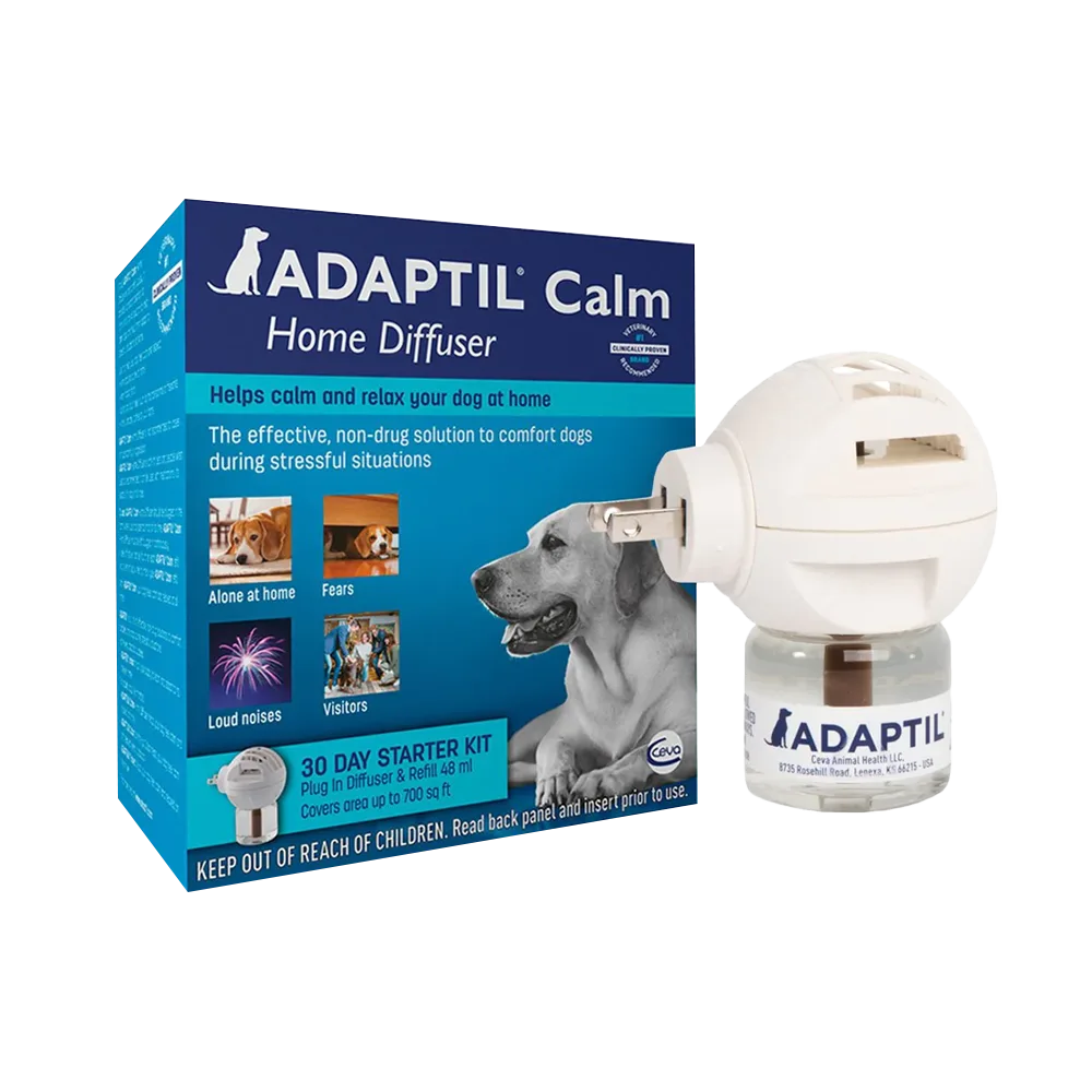 Caja color azul con detalles celestes de Adaptil Calm Kit. Es un producto que cuenta con dos piezas: un cabezal difusor para conectar a la corriente y un repuesto de feromonas para perros.