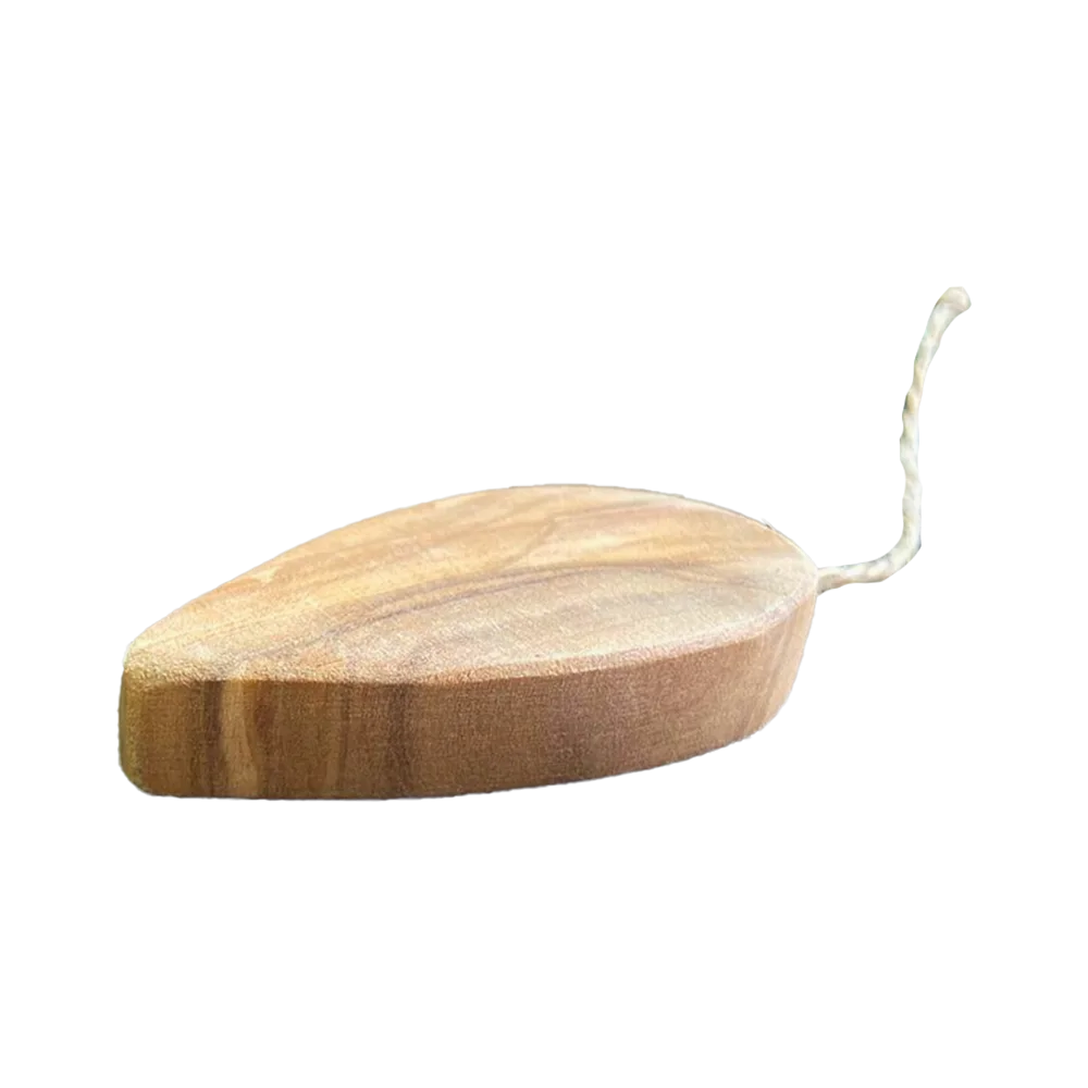 Juguete de Madera de Olivo para gatos en forma de ratón con colita de hilo de yute.