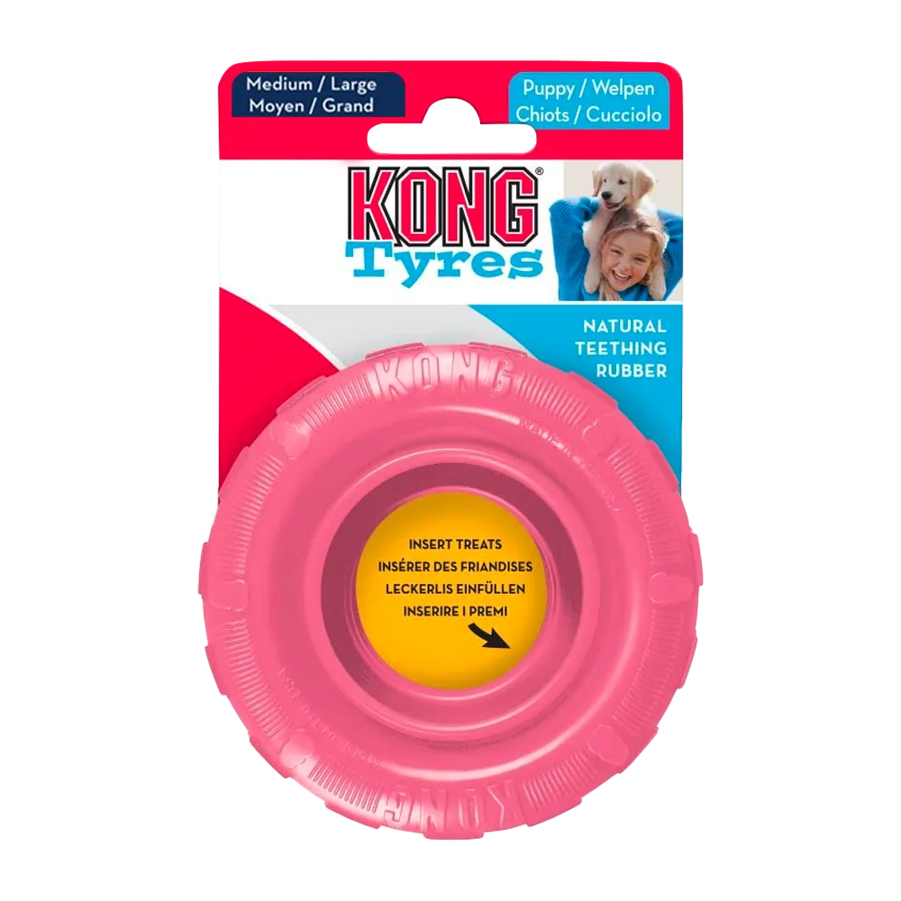 Empaque original color rojo con detalles blancos del juguete Kong Cachorro Tires en color rosado en talla mediana/grande. Es un juguete con forma de llanta para apoyar la etapa de dentición de los cachorros.