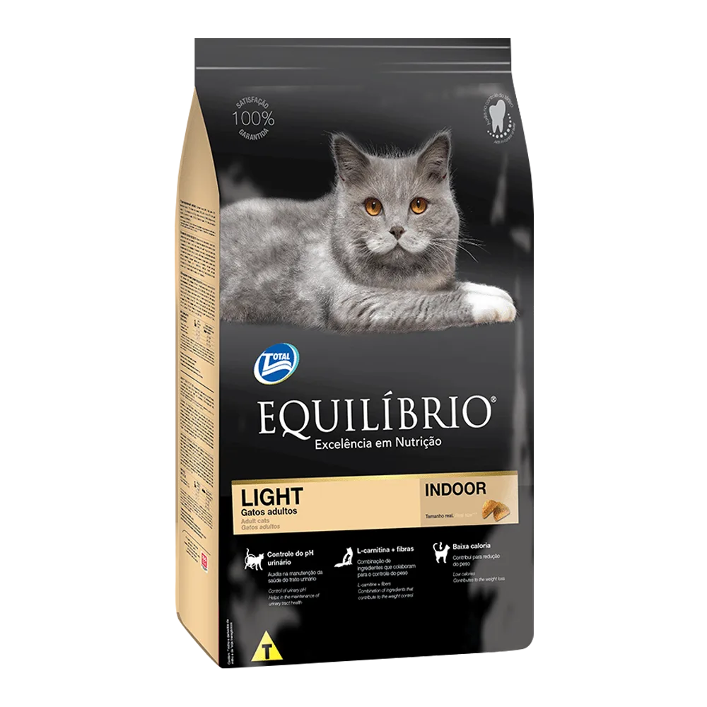 Bolsa negra con detalles beige y un gato gris recostado en la portada, es el alimento Equilibrio Gatos Adultos Light Indoor, para gatos de 1 a 7 años que favorece a la pérdida de peso