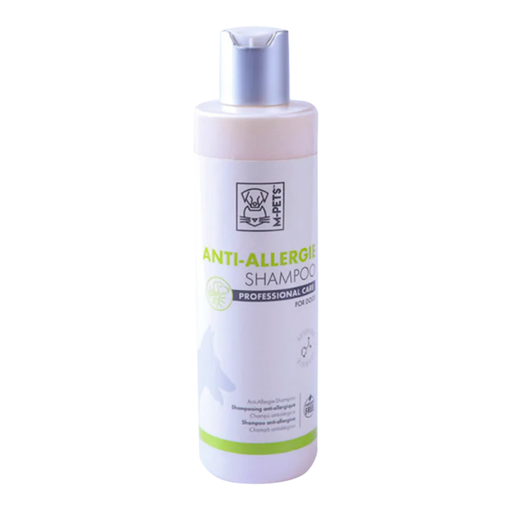 Frasco de Shampoo Antialérgico de M-Pets para mascotas, es de color banco y tiene detalles en tonos verde limón, trata y alivia los síntomas de las alergias en la piel de perros