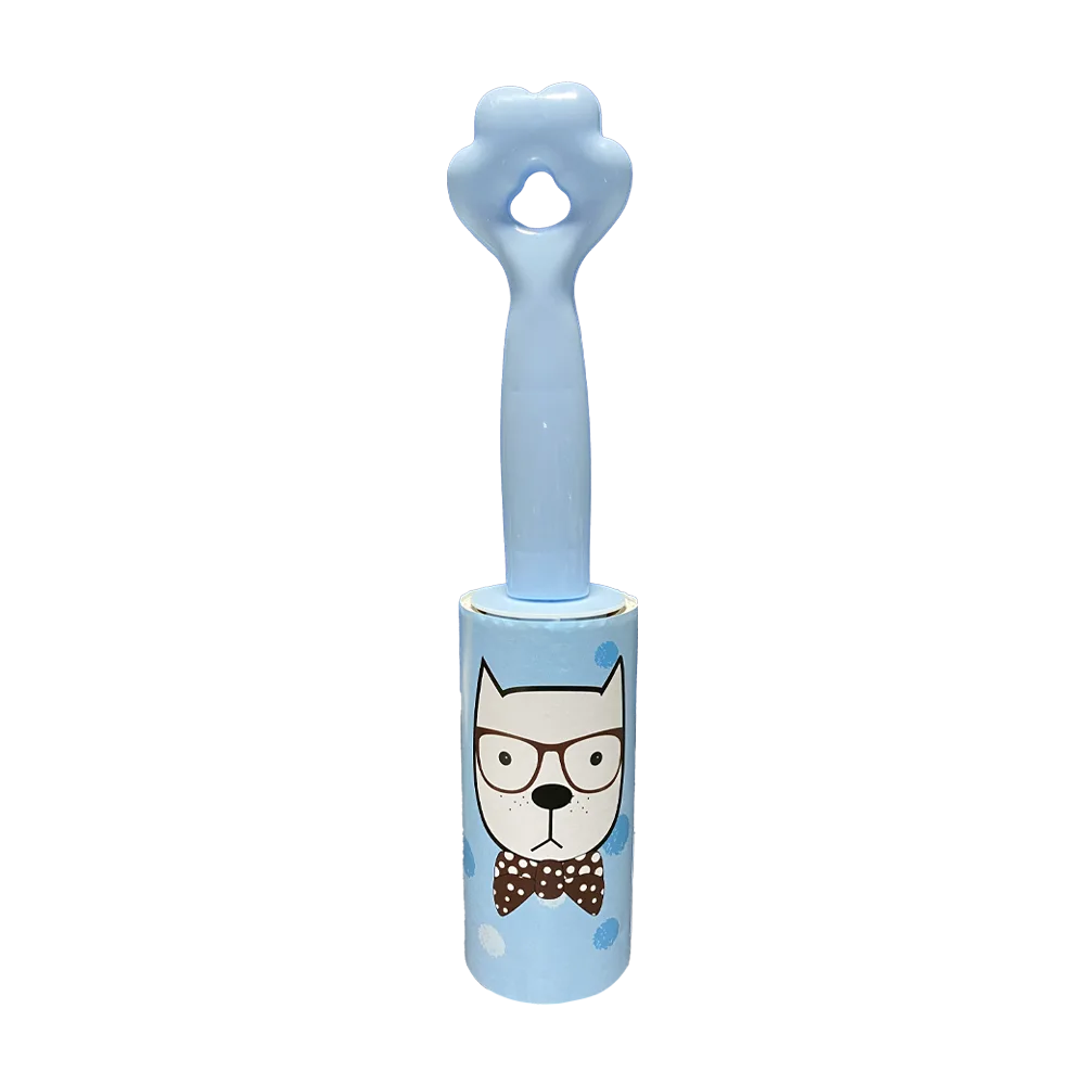 Rodillo Quita Pelusa color celeste, tiene el mango plástico del mismo color y la forma de una patita en la punta.