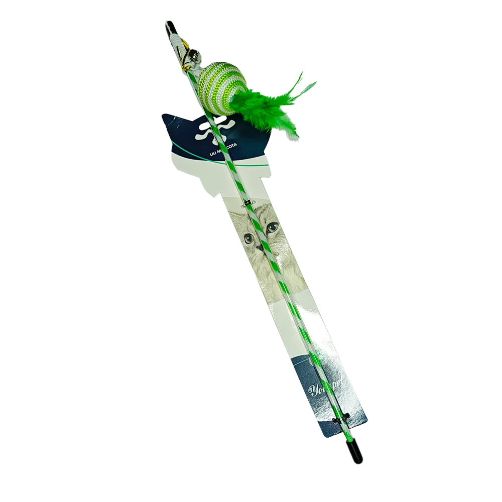 Varita Para Gatos de la marca Lili Mascota, es una varita de plástico con un elástico verde y una pelota celeste con blanco una pluma en un extermo