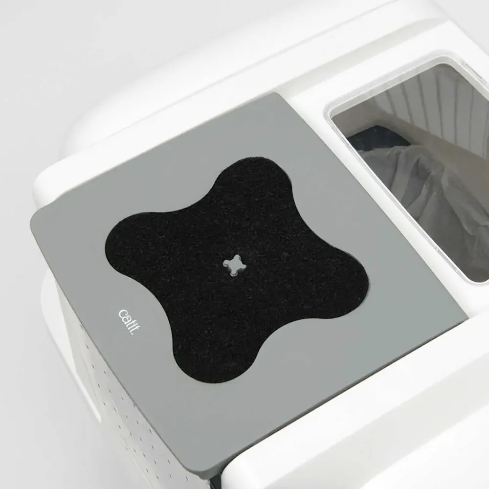 Imagen referencial de filtro de carbón color negro que va en la parte superir del arenero Catit. Es un arenero blanco con detalles grises.