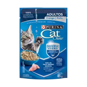 Paquete de Purina Cat Chow para adultos sabor pollo, alimento húmedo completo y premium con Defense Hydro que ayuda a mantener la salud urinaria. La presentación es de 85g y muestra un gato interactuando con la comida.