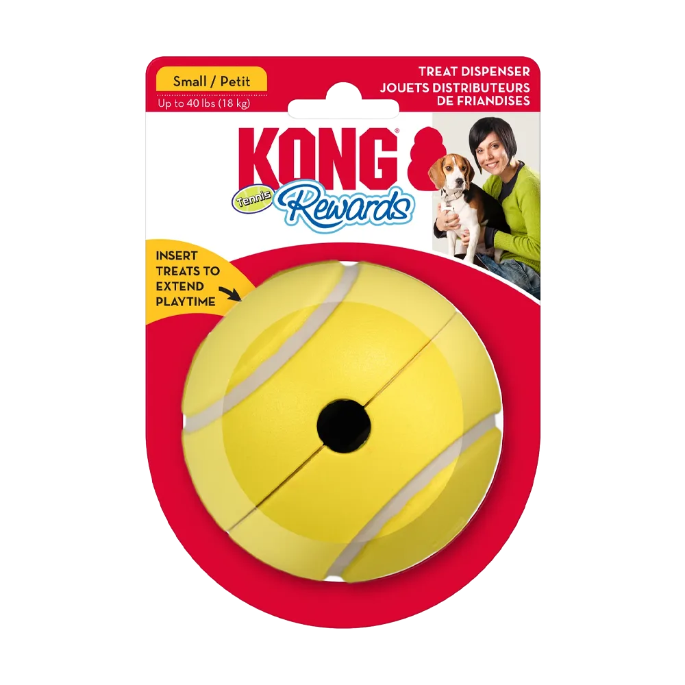 Empaque de cartón color rojo con blanco que tiene una pelota amarilla plástica en el medio, esta pelota tiene forma de pelota de tenis y tiene un agujero en la parte central para rellenar con premios. Es el producto Kong Rewards Pelota de Tenis para perros en talla S