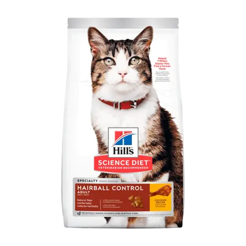 Bolsa de alimento para gatos Hill's Science Diet Feline Adult Hairball Control, es un alimento que evita la formación de bolas de pelo para gatos adultos, la bolsa es blanca con detalles naranja claro y burgoña rojizo, tiene una franja gris en la parte superior de la bolsa y en medio de la bolsa tiene un gato atigrado tabby con tonos blanco, gris y marrón claro