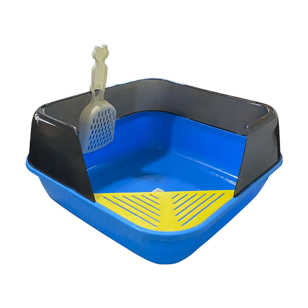Arenero Cuadrado para Gatos talla G, la bandeja inferior es de color azul, tiene una rejilla en el ingreso color amarillo, se suspenden unos bordes plásitcos color gris oscuro y tiene una palita blanca en el costado izquierdo.