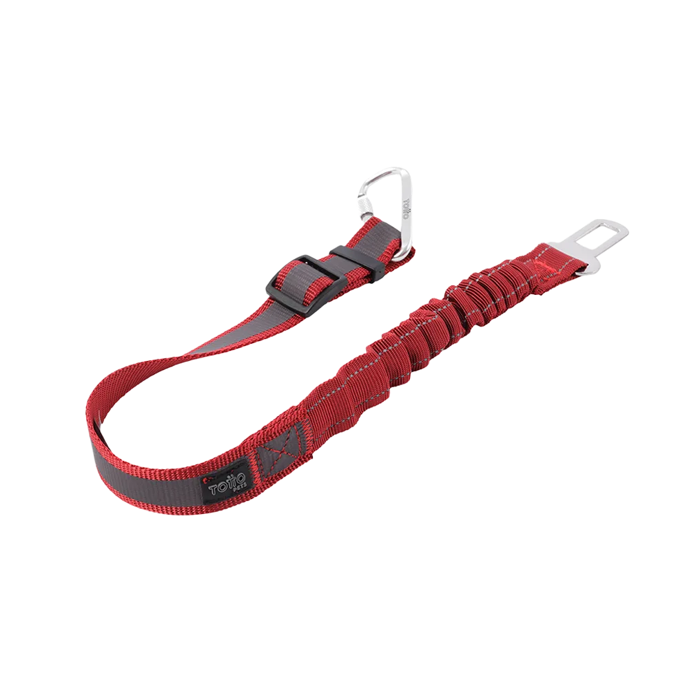 Cinturón de Seguridad modelo Simba de la línea Totto Pets, es de color rojo/guindo, tiene una franja reflectiva en la mitad. En un extremo tiene una hebilla para asegurar a tu mascota a su collar o correa y en el otro extremo tiene una hebilla que se conecta a la entrada del cinto de seguridad del asiento.