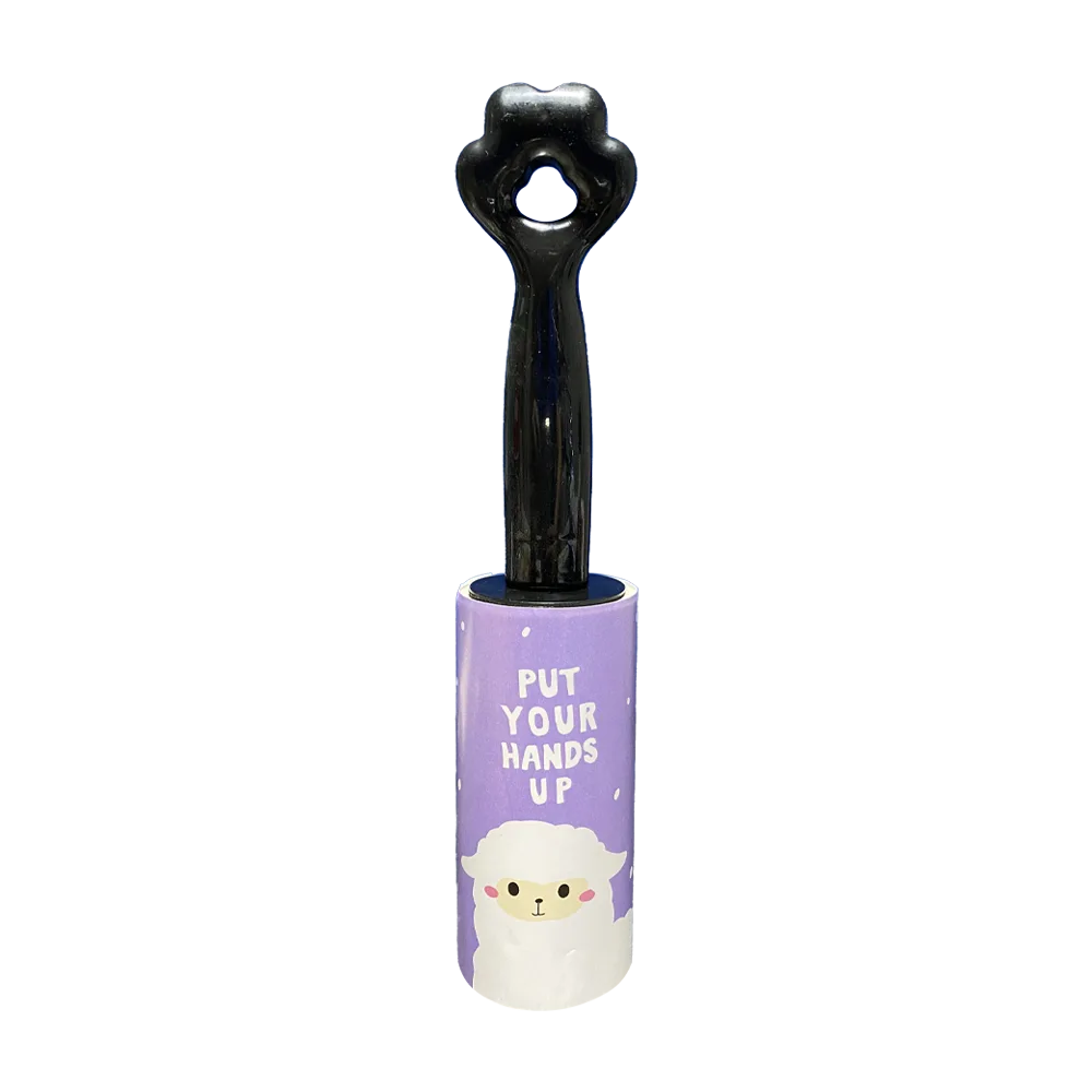 Rodillo Quita Pelusa color negro, tiene el mango plástico del mismo color y la forma de una patita en la punta.