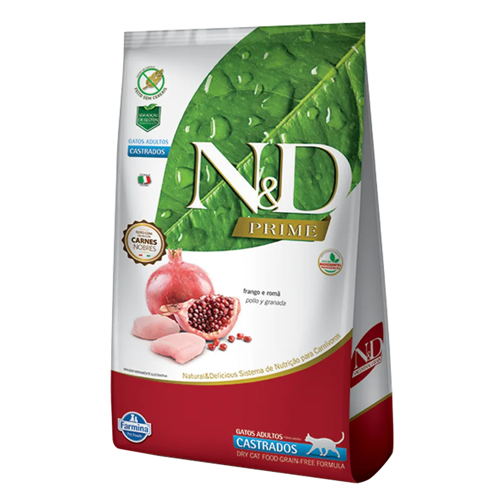 Bolsa blanca con una hoja verde en la esquina superior, una franja color guindo en la parte inferior y la imagen de una granada cortada en el medio de la bolsa. Es el alimento N&D Prime Gatos Castrados, son croquetas para gatos adultos luego de la esterilización que no contienen granos.