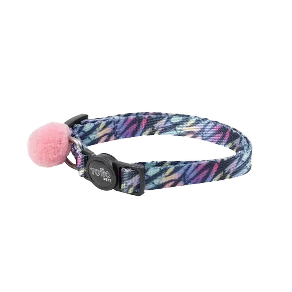 Imagen de collar Meow de la marca Totto, es un collar para gatos color de varios colores con print tipo zebra y efecto tornasol con una hebilla plástica negra y una argolla de metal donde le cuelga un pompom rosado