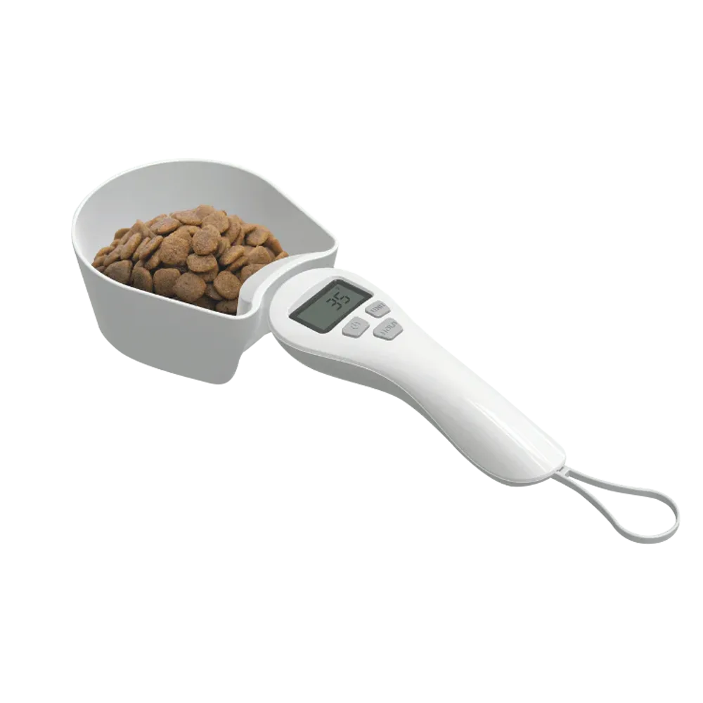 Imagen de Pala Balanza Digital para Ración de M-Pets, es una cuchara digital medidora para controlar la ración de comida de perros y gatos. En esta foto se ve la balanza blanca con croquetas marrones en al cuchara y en el marcador digital de peso está el número 35.