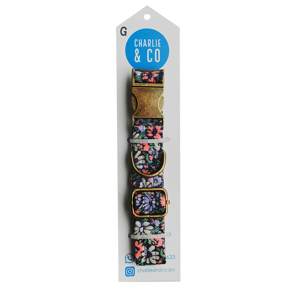 Imagen de Collar Floreado Morado Charlie & Co. en su empaque original. Es un collar con hebilla metálica de color morado con flores de colores en talla G