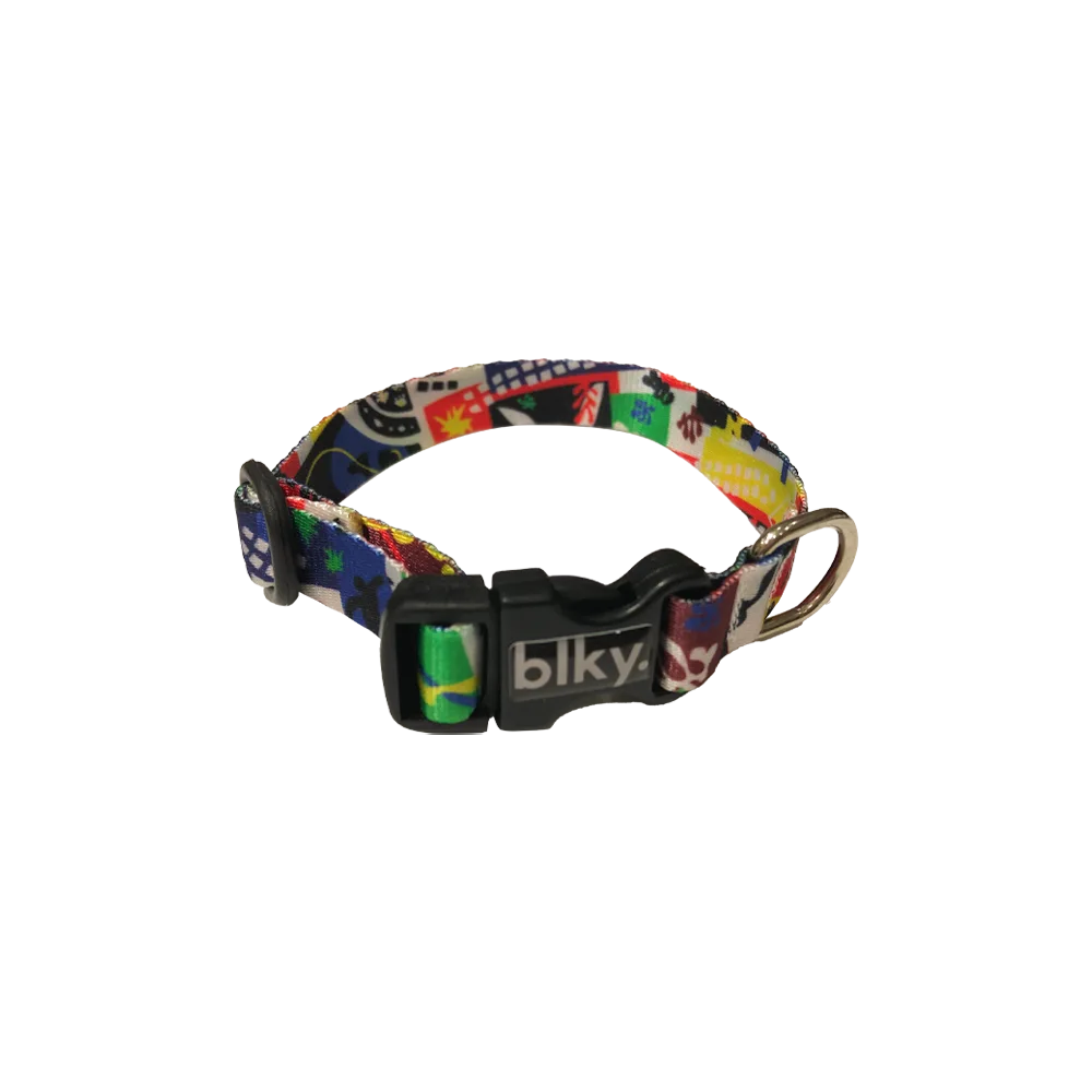 Collar Blky Talla XS con un estampado abstracto con detalles de color rojo y amarillo, una hebilla plástica click negra y un aro de metal para colgar una placa