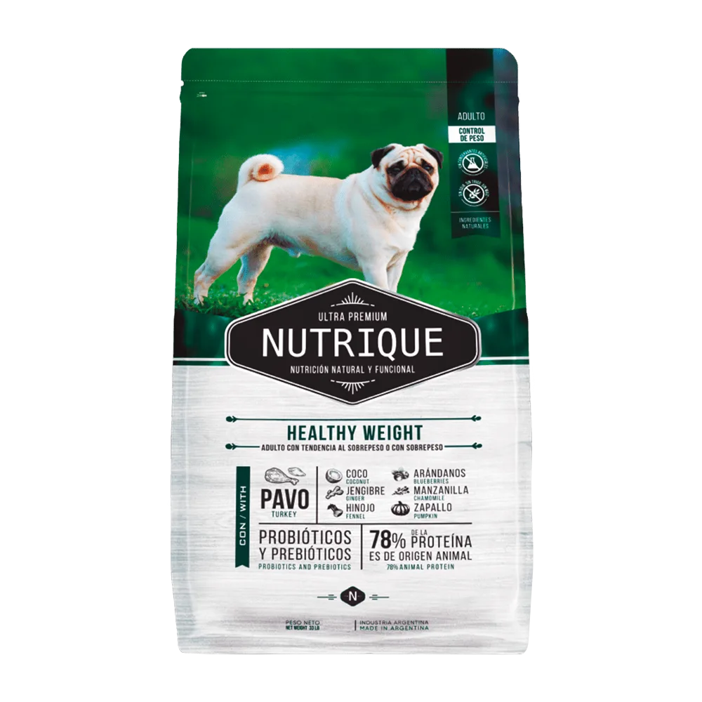 Bolsa blanca con letras negras y detalles verdes y un bulldog francés en la portada en una fotografía al aire libre con pasto verde de alimento Nutrique Perro Control de Peso, es un alimento para perros con sobrepeso o tendencias a este problema