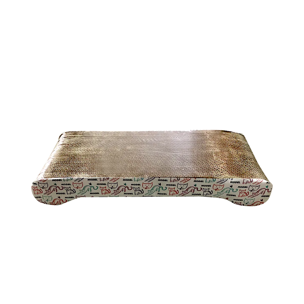 Imagen del Rascador Para Gatos, está hecho de cartón corrugado y tiene una forma alargada. Se encuentra en una posición frontal mostrando un patrón que tiene en los laterales, es blanco y tiene gatos de colores