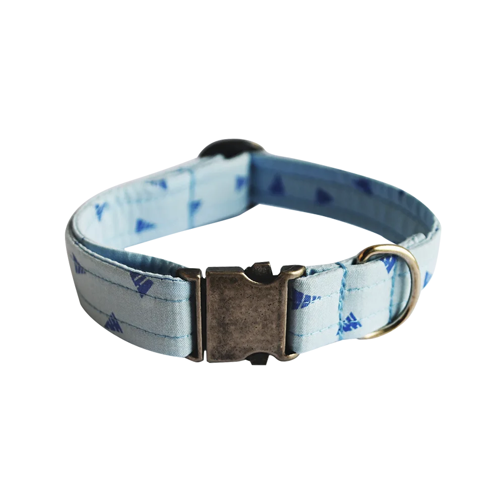 Imagen de Collar Celeste Con Triángulos Charlie & Co. Es un collar celeste con triángulos azules y hebilla de metal de talla M