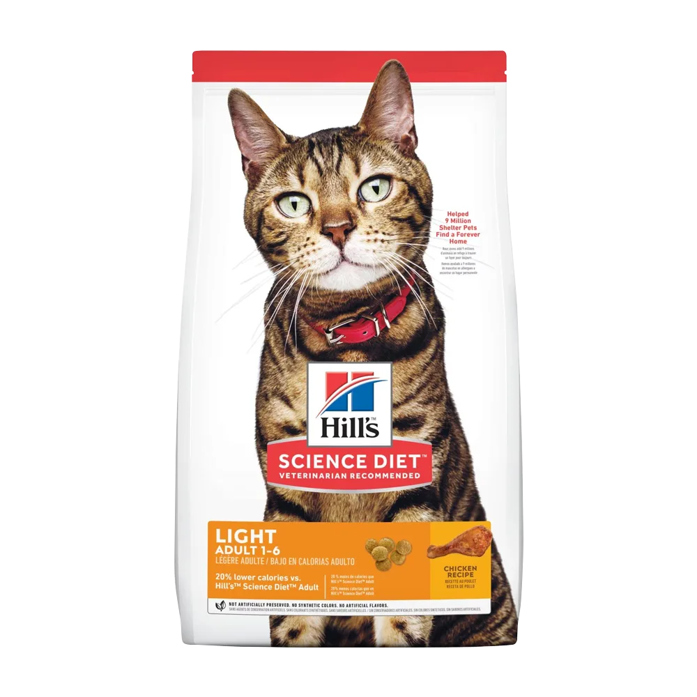 Bolsa de alimento para gatos Hill's Science Diet Feline Adult Light, es un alimento bajo en calorías para gatos adultos, la bolsa es blanca con detalles naranja oscuro y claro, tiene una franja roja en la parte superior de la bolsa y en medio de la bolsa tiene un gato atigrado tabby con tonos blanco, gris y marrón claro
