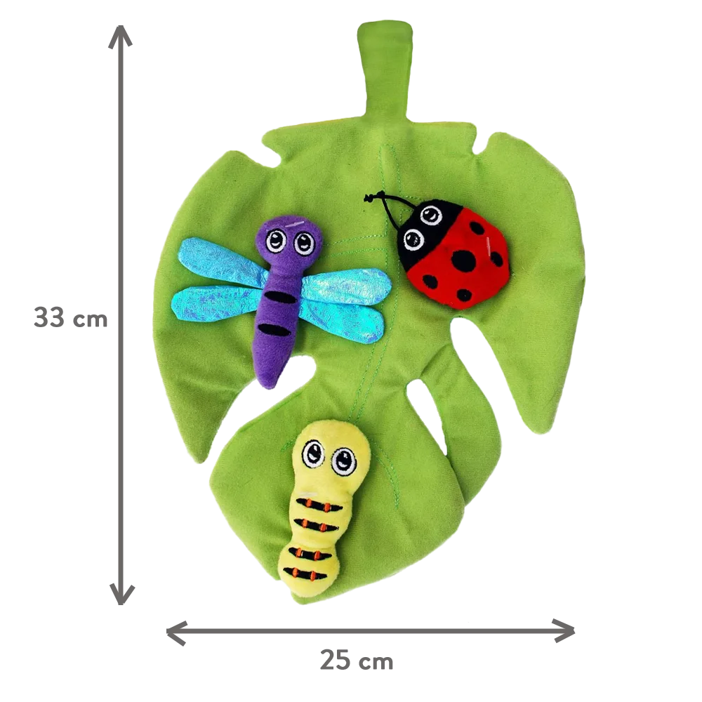 Imágen de juguete Kong Pull-A-Partz Bugz, es un juguete para gatos de 4 piezas, la pieza más grande es una hoja de felpa verde donde están pegados 3 insectos de felpa: una mariquita, un gusano y una libélula mostrando la dimensión completa de la hoja: 33 cm de alto por 25 cm de ancho