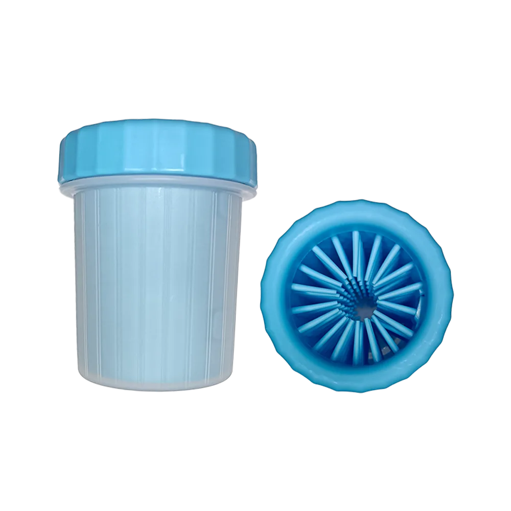Vaso color celeste de frente y a su lado una perspectiva del mismo desde arriba mostrando la textura de silicona interior para lavar patas. Es el producto Limpiador de Patas Portatil para perros