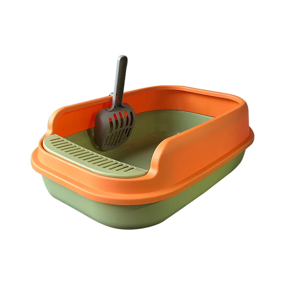 Bandeja Sanitaria para gatos de talla mediana y grande, es de color verde y tiene un borde elevado en todo el perímetro, es de color naranja. Viene con una pala gris que está colocada en uno de los bordes.