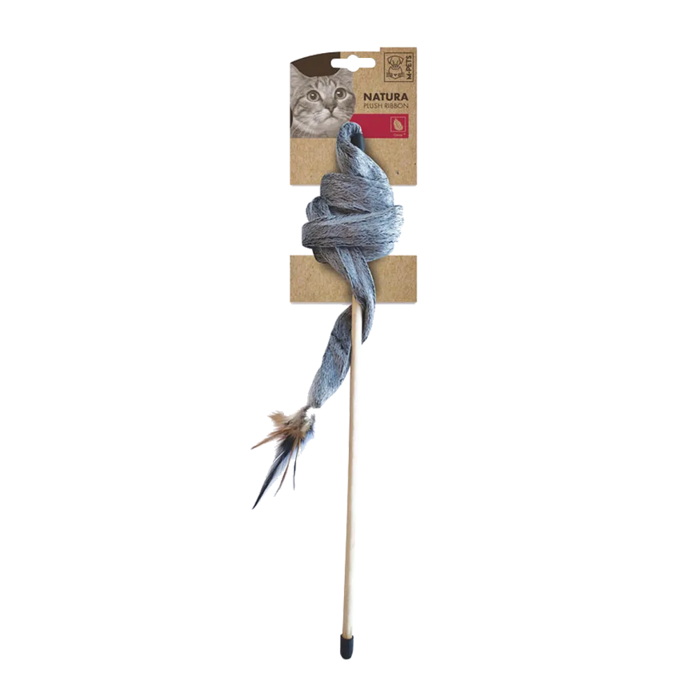 Imagen de Varita Para Gatos Natura en su empaque original, la varita es de madera y tiene una cinta suave con una pluma marrón.