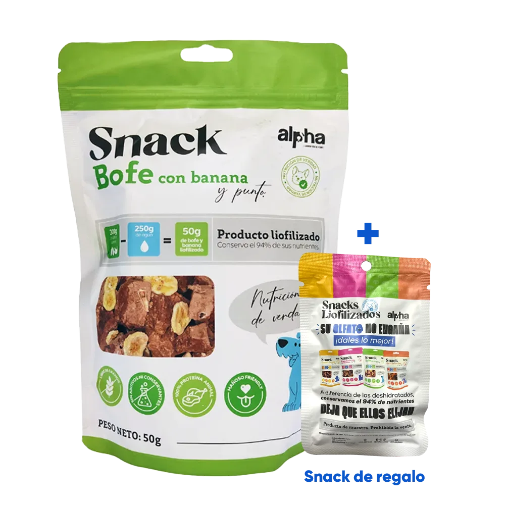 Plato redondo con trozos de bofe y banana liofilizados.