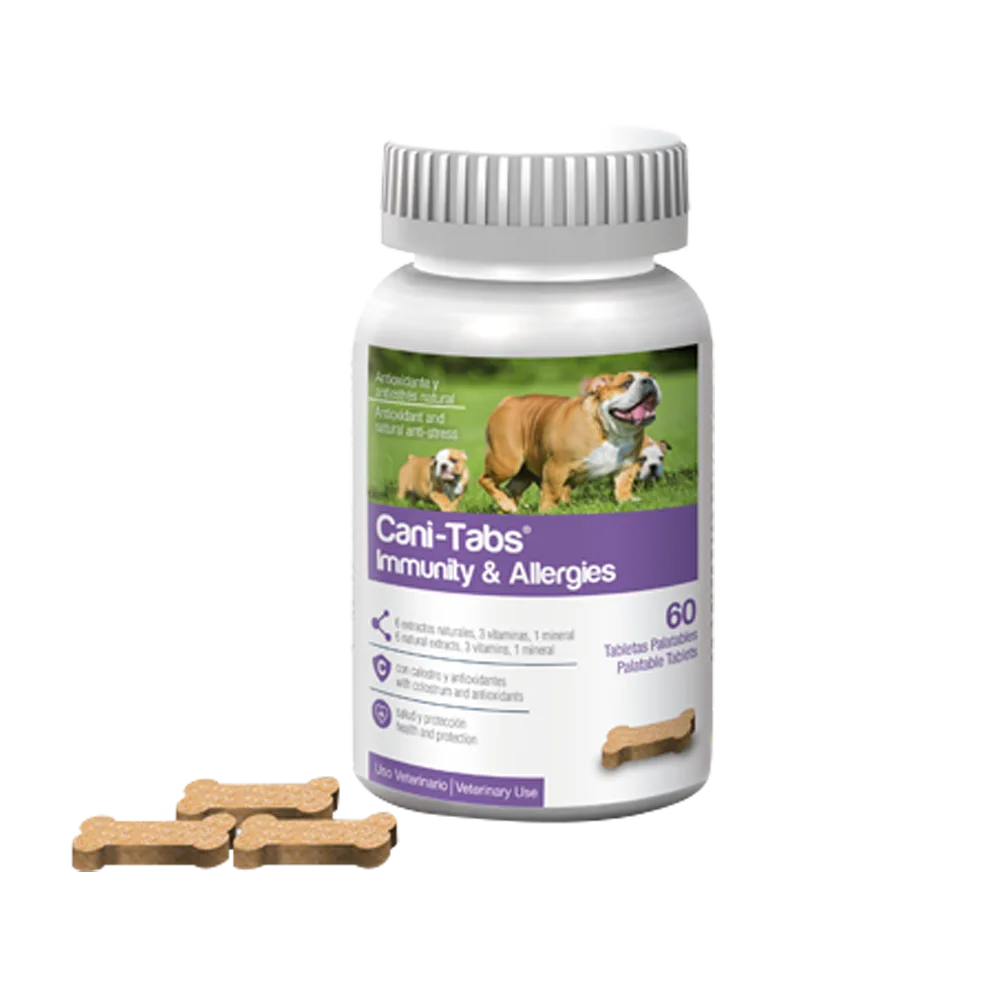 Imagen de un frasco y 3 tabletas marrones con forma de huesito a su lado. El frasco es del producto Cani-Tabs Immunity & Allergies, su color es blanco con la imagen de dos perros de raza bulldog ingés marrones en la portada. Estas tabletas son suplementos que fortalecen el sistema inmune y ayudan a combatir las alergias.