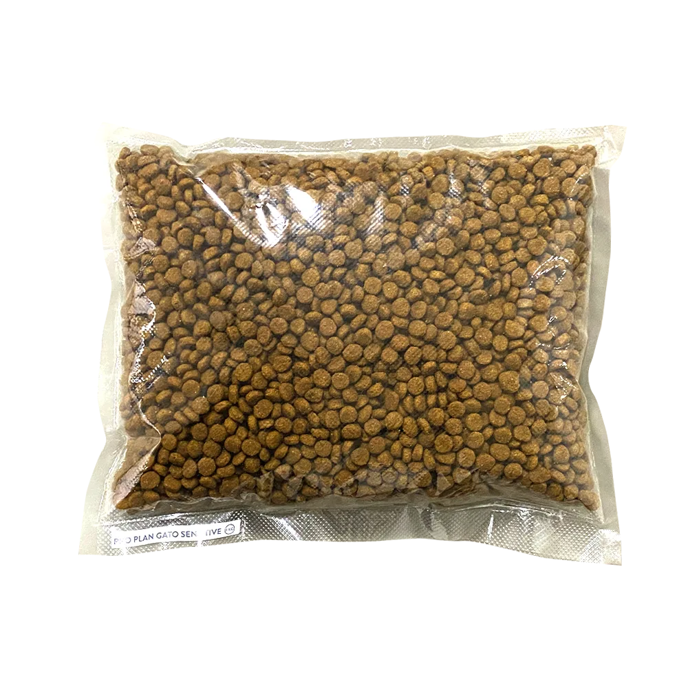 Bolsa de alimento transparente sellada con croquetas marrones redondas de Pro Plan Gato Sensitive, contiene 1 kg