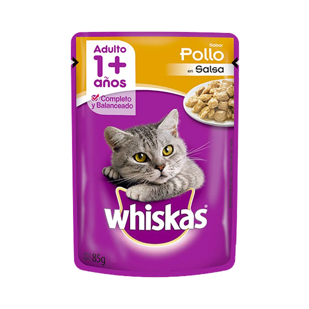 Bolsa de Whiskas Adulto Pollo en Salsa en su presentación de 85g. Sobre violeta con detalles amarillos y un gato gris en el medio.