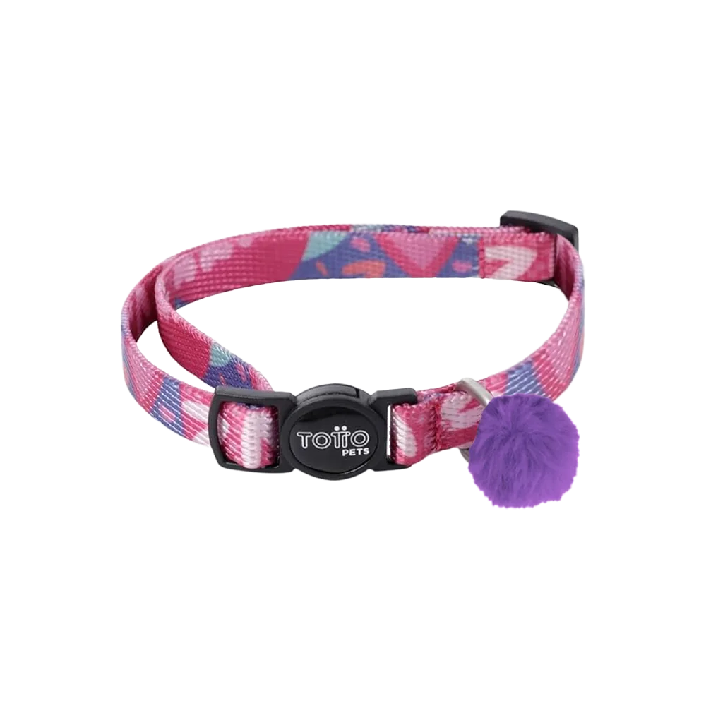 Imagen de collar Meow de la marca Totto, es un collar para gatos color de color rosa con corazones blancos con una hebilla plástica negra y una argolla de metal donde le cuelga un pompom morado