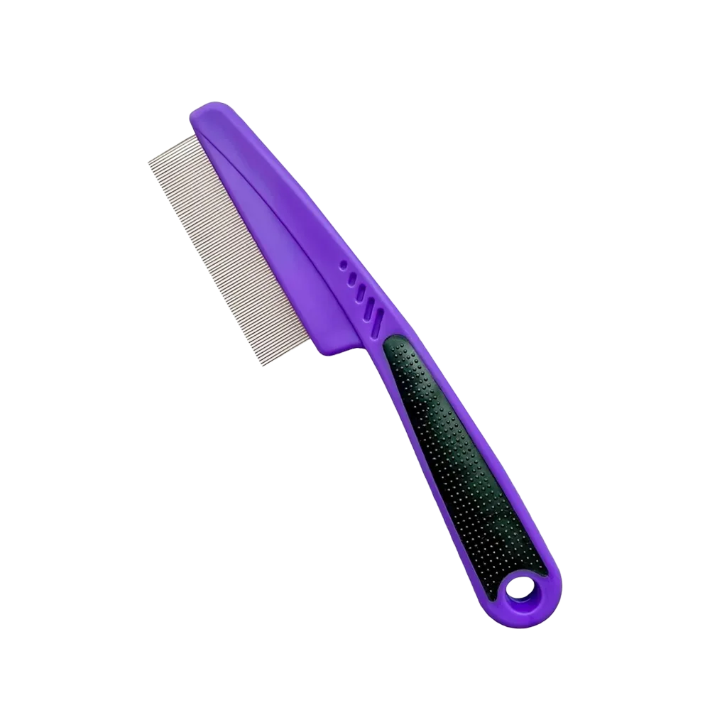 Peine Antipulgas para Mascotas, la parte superior es color morado, las cerdas son largas y metálicas y el mango es de color negro.