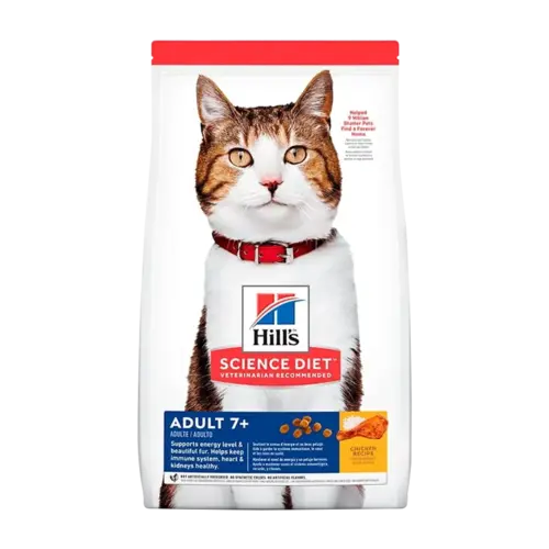 Bolsa de alimento para gatos Hill's Science Diet Feline Adult 7+ Chicken Recipe, es un alimento para gatos adultos a partir de los 7 años en adelante, la bolsa es blanca con detalles naranja y azul oscuro, tiene una franja roja en la parte superior de la bolsa y en medio de la bolsa tiene un gato blanco con rayas tabby en la cara y el lomo con tonos marrón claro y naranja