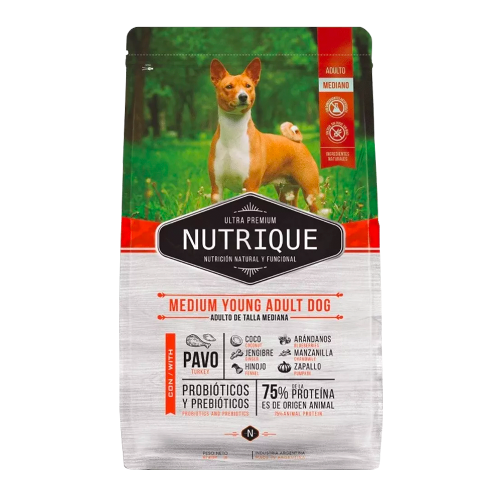 Bolsa de Nutrique Adulto Raza Mediana alimento premium. Es de color blanco y tiene la imagen de un perro mediano erguido en un paisaje verde.