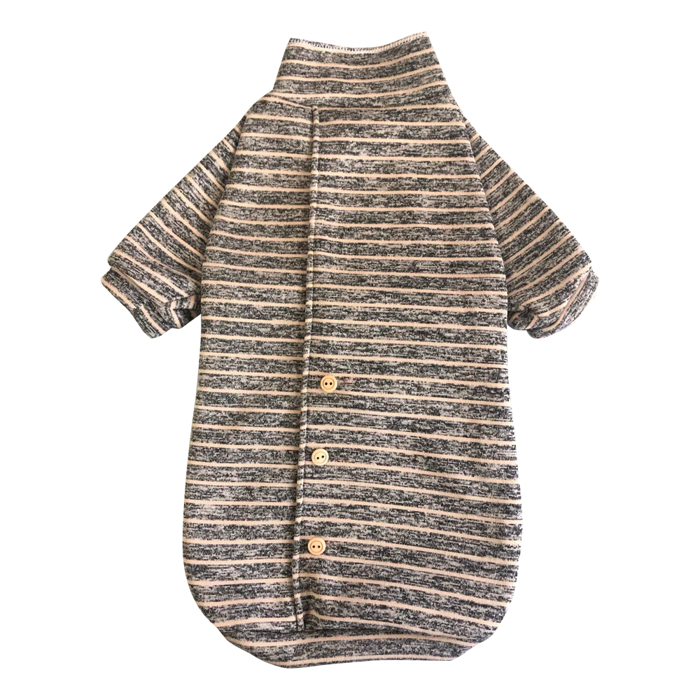 Imagen de prenda abrigada de vestir para perros y gatos Chompa Gris a Rayas, con tres botones color madera en el lomo y un pequeño dobles