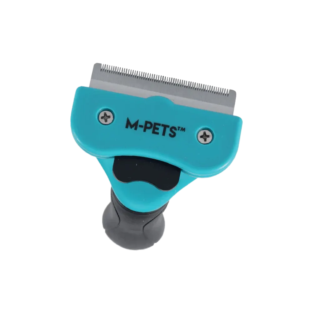 Cepillo Stylus de M-Pets, es una cepillo con una fila recta dientes tupidos de acero inoxidable, tiene un mango plástico ergonómico de color negro y calipso. Es para remover el pelo muerto del pelaje de perros y gatos. En esta foto está en una perspectiva desde arriba donde se ve la fila de dientes de acero y el botón plástico que explusa el pelo muerto del cepillo.