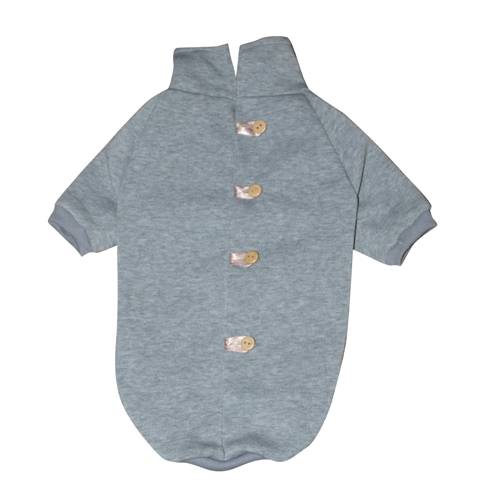 Imagen de Chompa Gris para perros y gatos, tiene botones color beige y cuello alto.
