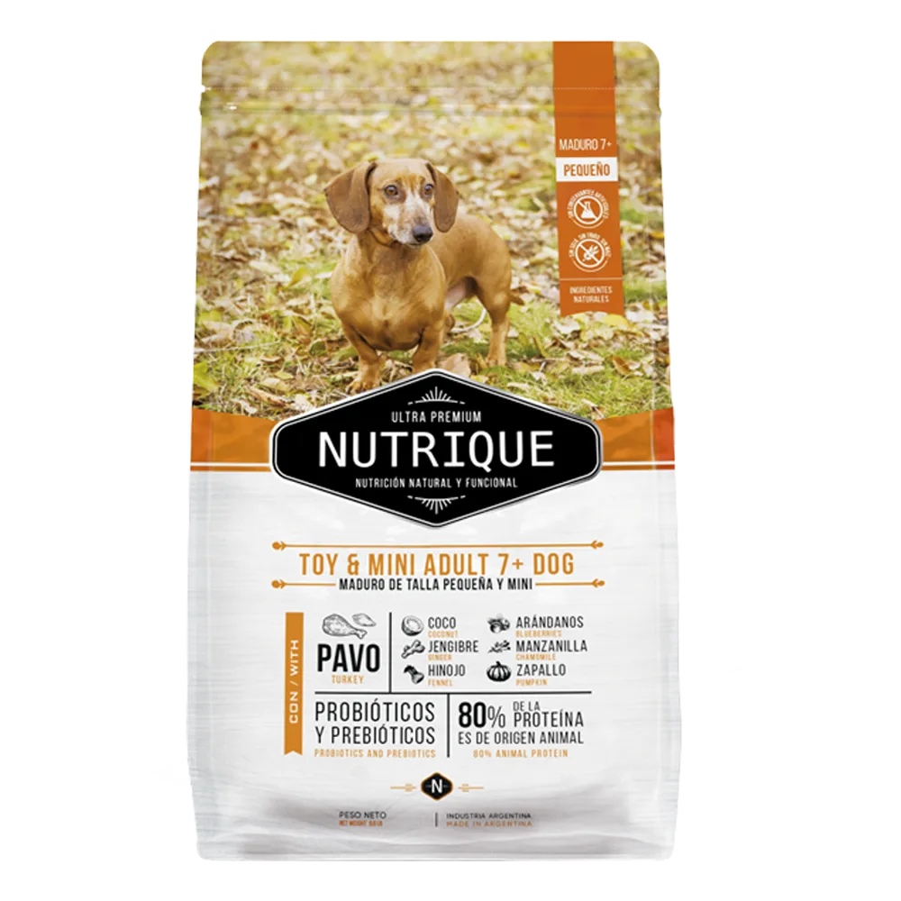 Bolsa de Nutrique Adulto Raza Pequeña Senior 7+. Es de color blanco y tiene una imagen de un perro salchicha sobre pasto y hojas otoñales. Tiene detalles naranjas.