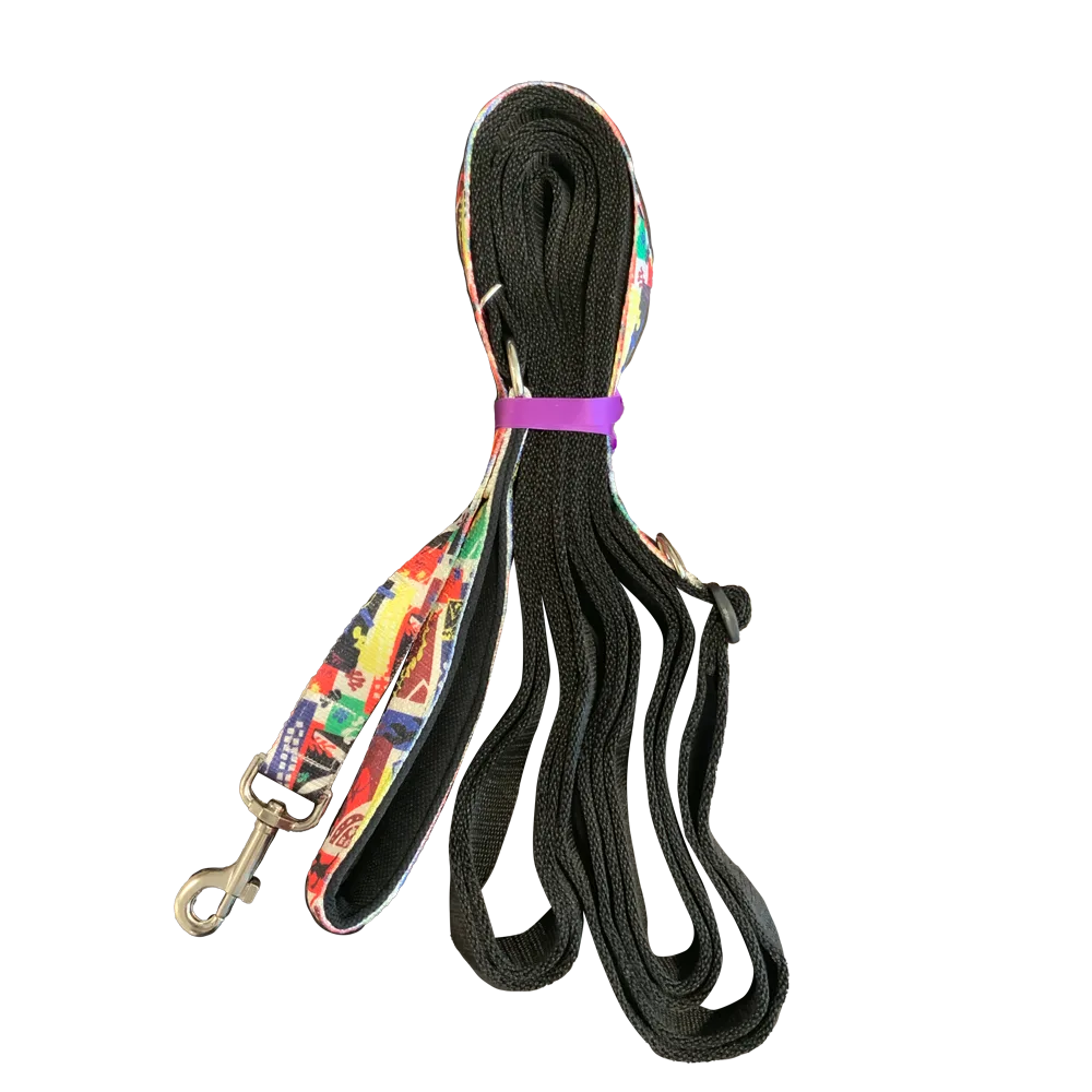 Correa Extensible talla M con estampado abstracto en colores azul, negro, rojo llamado Henri con una correa que se extiende desde los 3 m hasta los 5 m de largo.  