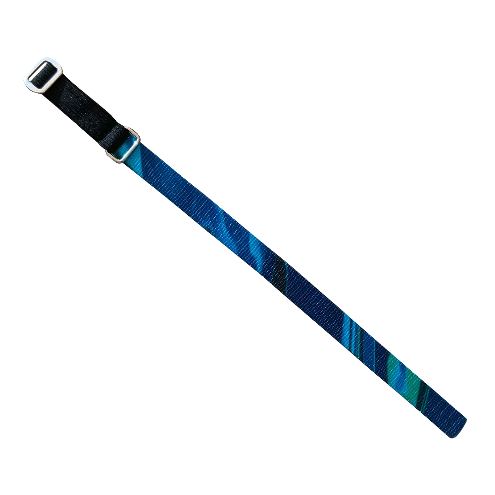 Collar Blky Elástico Para Gatos con un estampado estampado tipo agua mariana en tonos azules y con un pasador y un aro de metal para colgar una placa identificativa.