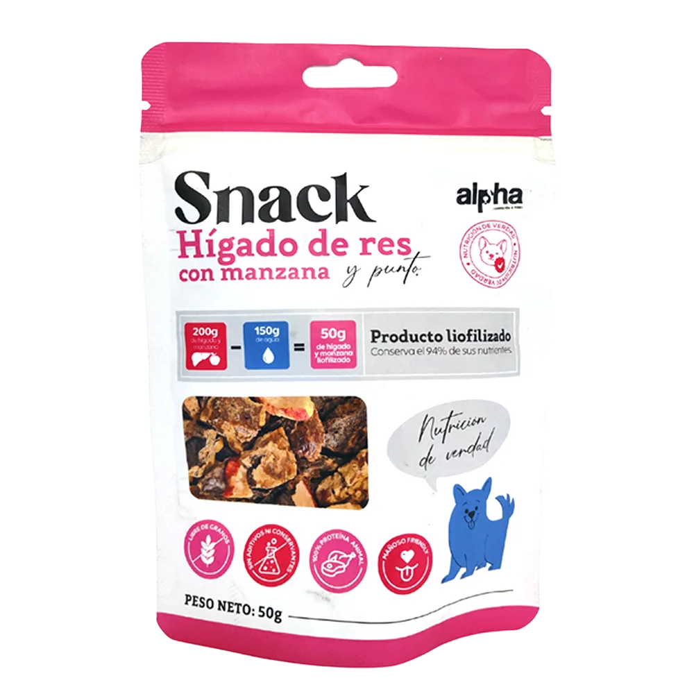 Plato redondo con trozos de hígado y manzana roja liofilizados.