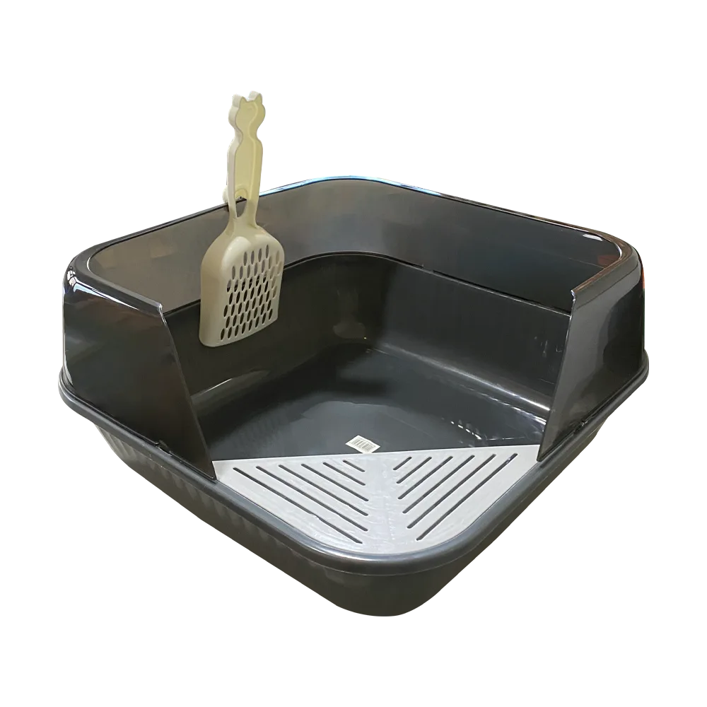 Arenero Cuadrado para Gatos talla G, la bandeja inferior es de color gris oscuro, tiene una rejilla en el ingreso color blanco, se suspenden unos bordes plásitcos color gris oscuro y tiene una palita blanca en el costado izquierdo.