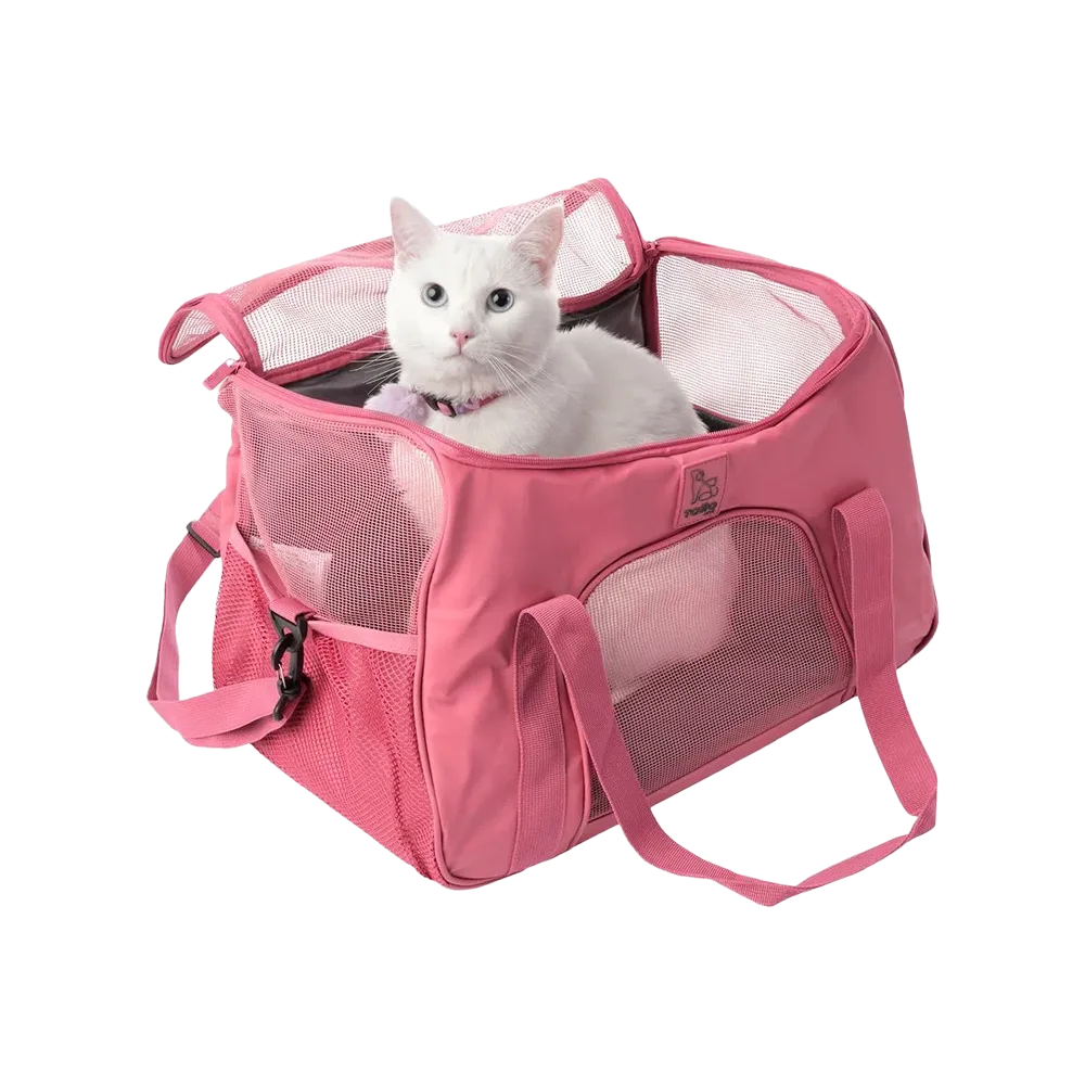 Imagen de un gato blanco dentrol de la Transportadora Marley de Totto Pets, esta es de color rosa oscuro y tiene mallas de ventilación en la parte superior, frontal y laterales.