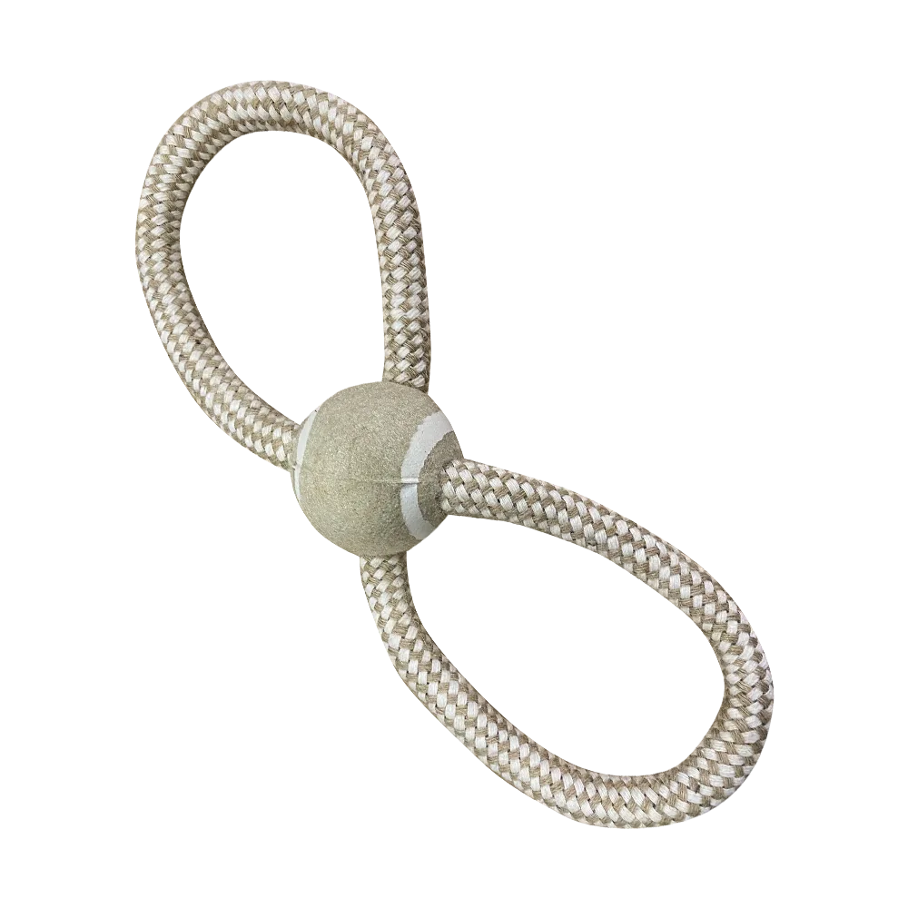 Soga en forma de 8 con pelota al centro color beige, es un juguete para perros.